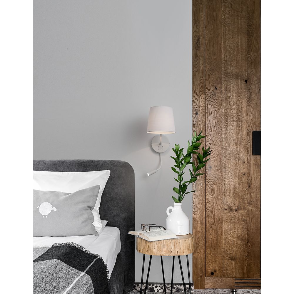 Sage Bett- & Wandlampe mit LED-Leselicht neben Bett und Holzschrank in modernem Schlafzimmer