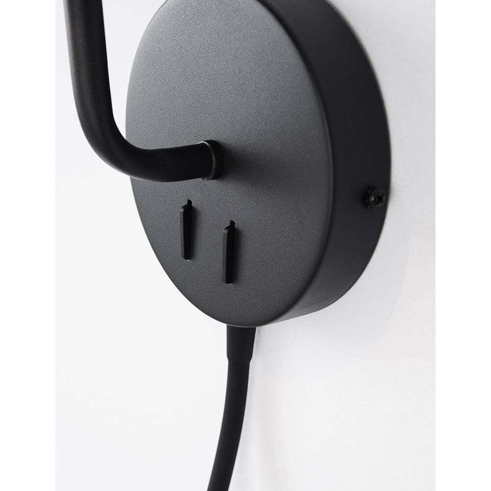 Sage Bett- & Wandlampe mit LED-Leselicht – schwarzer runder Wandfuß aus lackiertem Aluminium mit Kabel und Lese-Schalter