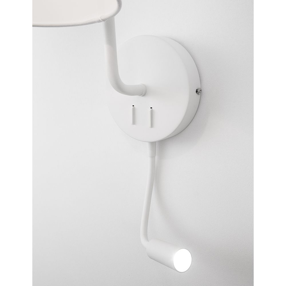 Detailansicht der Sage Bett- & Wandlampe mit LED-Leselicht, Wandmontage in Weiß mit Leselicht.