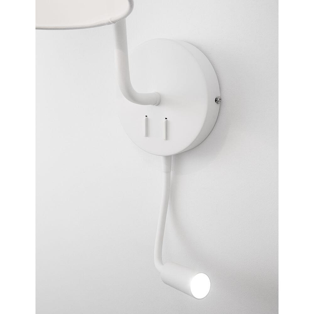 Sage Bett- & Wandlampe mit LED-Leselicht, weißer Wandfuß mit flexiblem LED-Lesearm und Stoffschirm