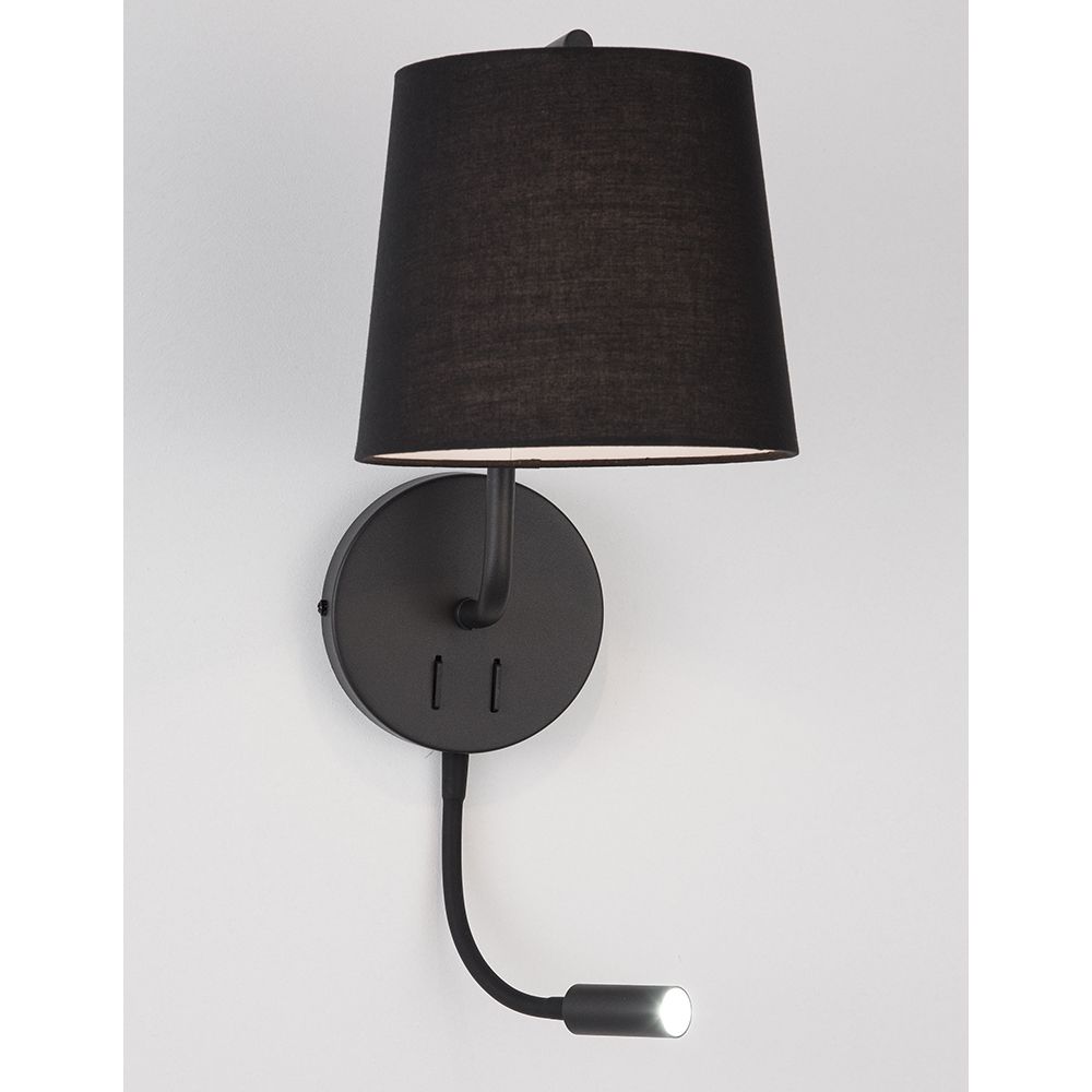 Sage Bett- & Wandlampe mit LED-Leselicht in elegantem Design und schwarzem Stoffschirm.
