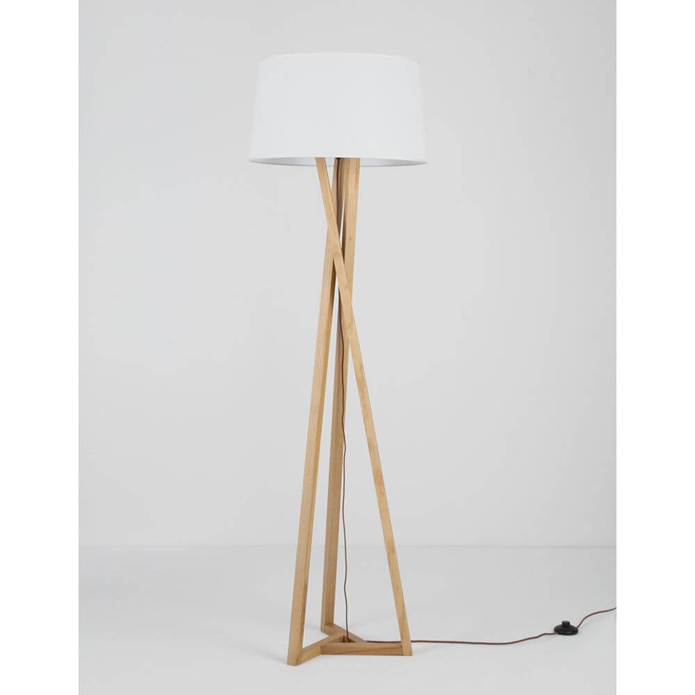 Salino Stehlampe Naturholz mit modernem Design und schickem weißen Lampenschirm auf Holzgestell.