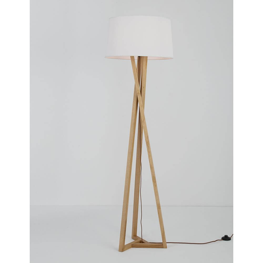 Salino Stehlampe Naturholz mit modernem Design und einem weißen Lampenschirm auf einem eleganten Holzständer.