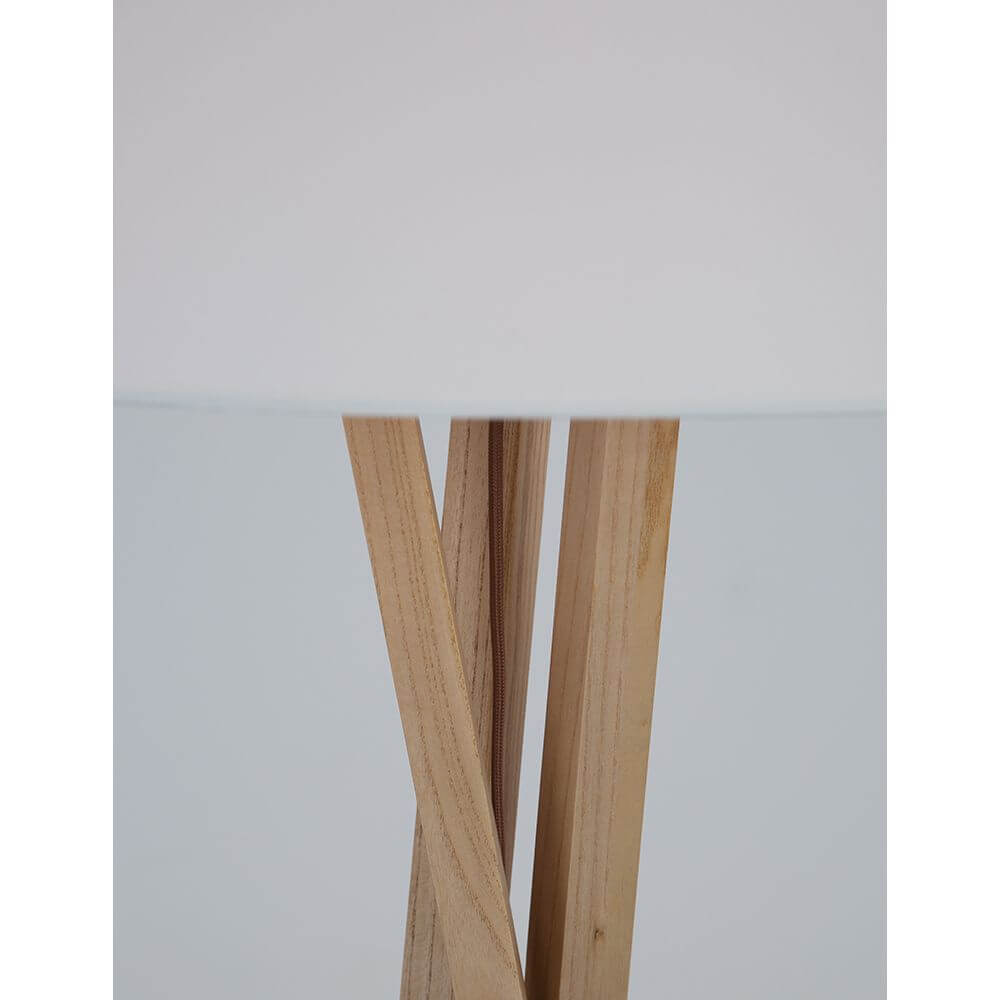 Detailansicht der Salino Stehlampe Naturholz mit modernem Holzfuß und schlichtem Lampenschirm.