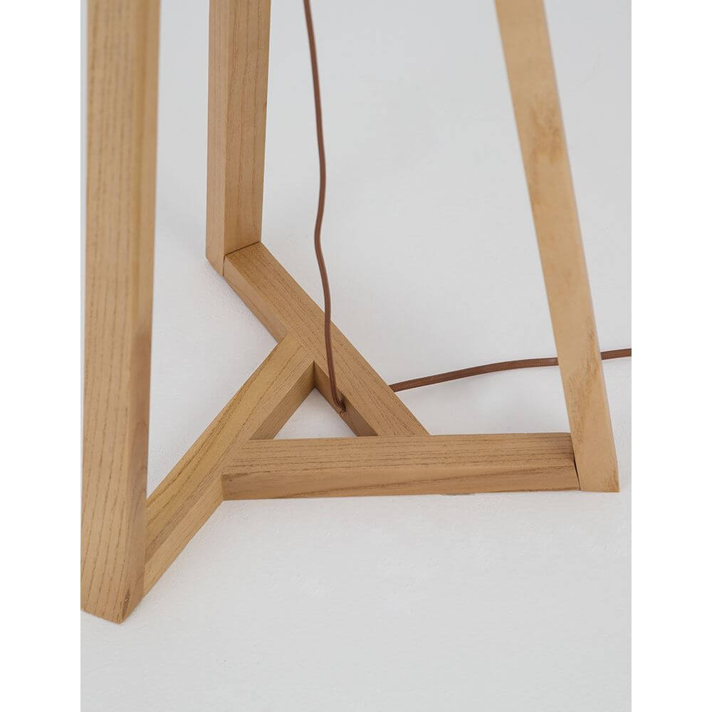 Detailansicht der Salino Stehlampe Naturholz mit stabilem Fuß aus naturbelassenem Holz.