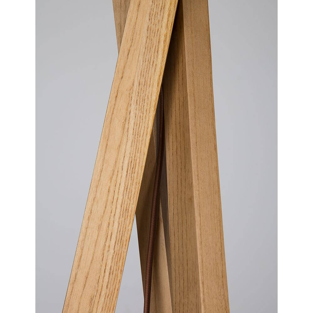 Detailaufnahme der Salino 3-Bein Stehleuchte Naturholz mit Holzbeinen.