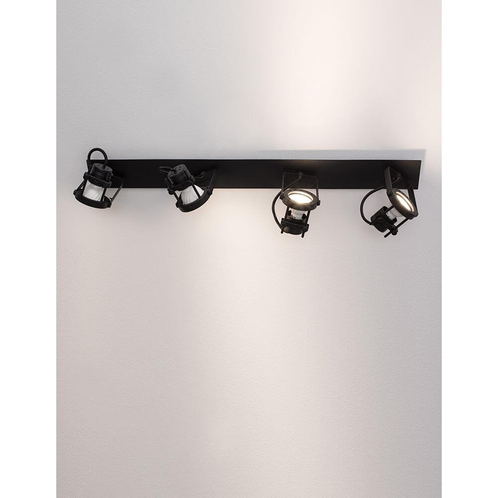 Salva Deckenstrahler 4-flammig Metall mit vier beweglichen Strahlern in industriellem Design aus schwarzem Metall.