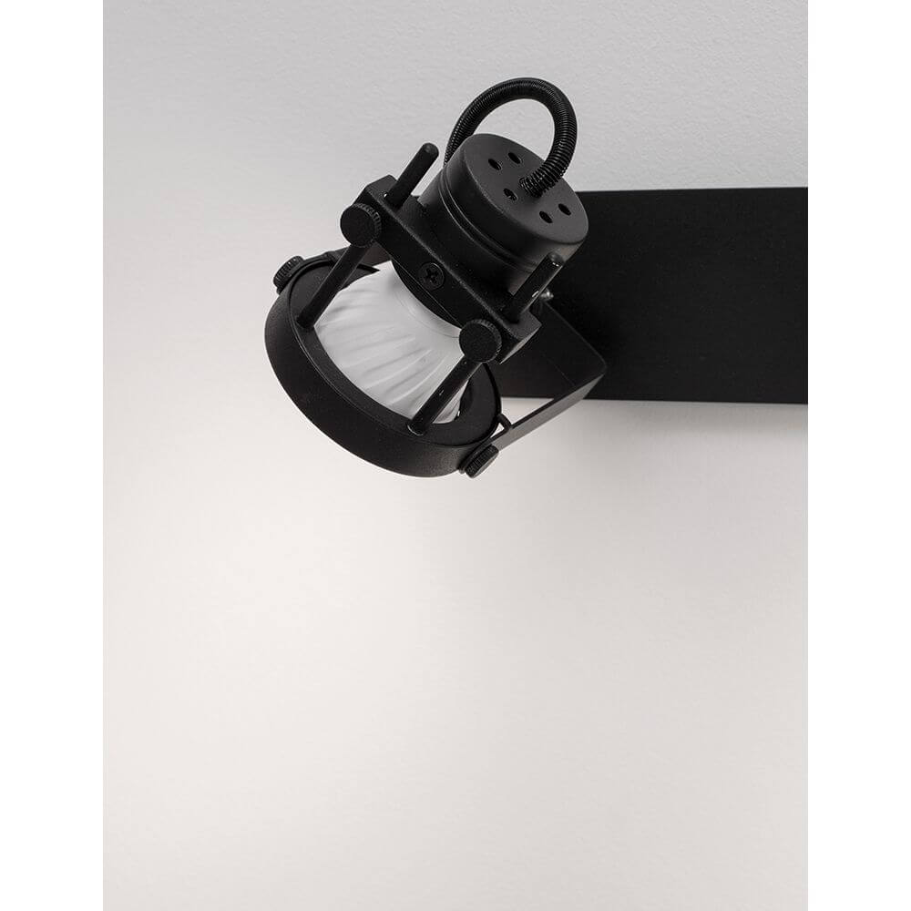 Salva Deckenstrahler 4-flammig Metall im Industriedesign aus schwarzem Metall mit beweglichem Strahler.