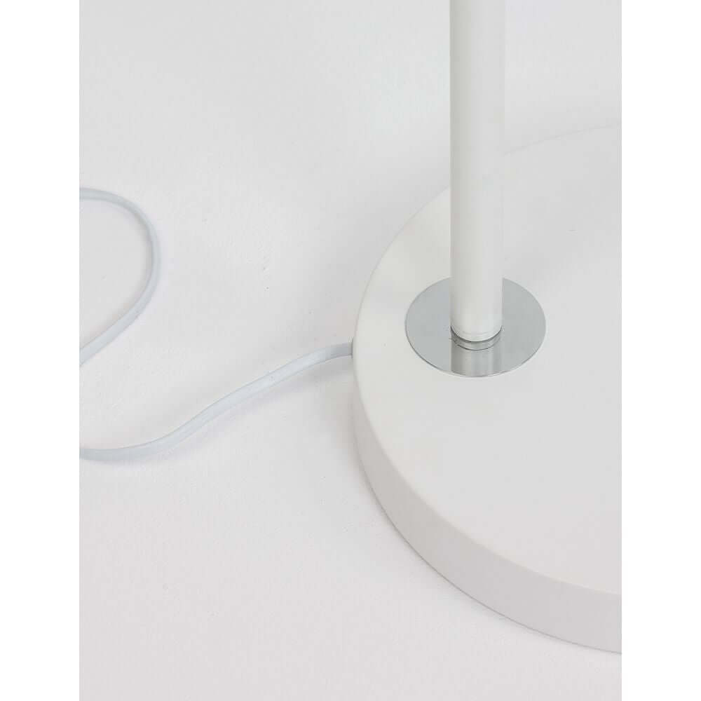 Sama Stehleuchte Metall mit elegantem Fuß und Kabel, ideal für eine stilvolle Wohnraumbeleuchtung.