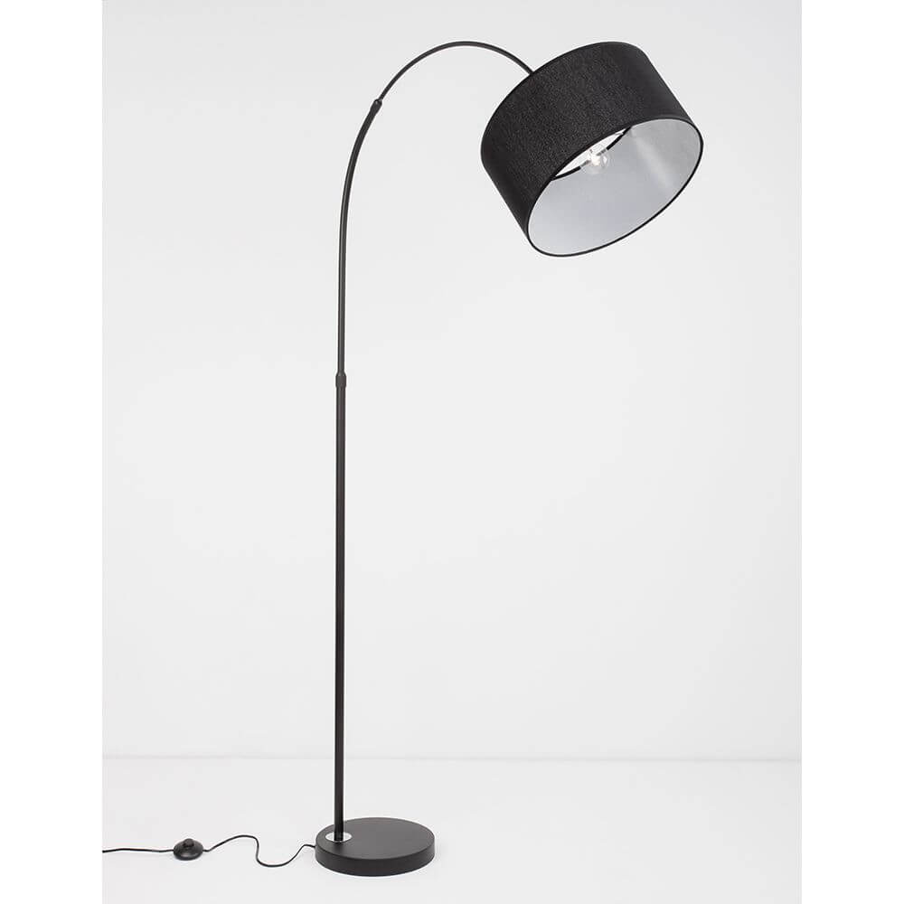 Sama Stehleuchte Metall mit elegantem Design und schwarzem Textilschirm für stimmungsvolle Atmosphäre.