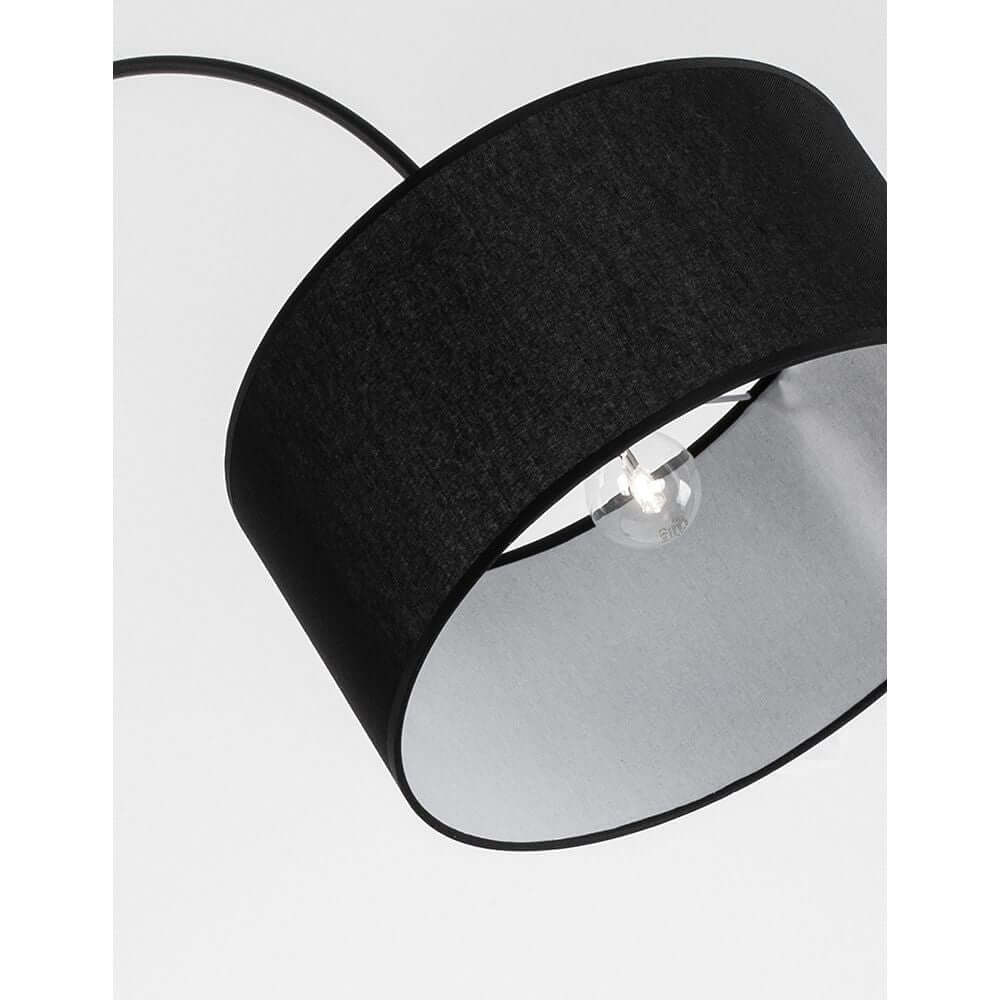Sama Stehleuchte Metall mit schwarzem Textilschirm, elegant und minimalistisch gestaltet.