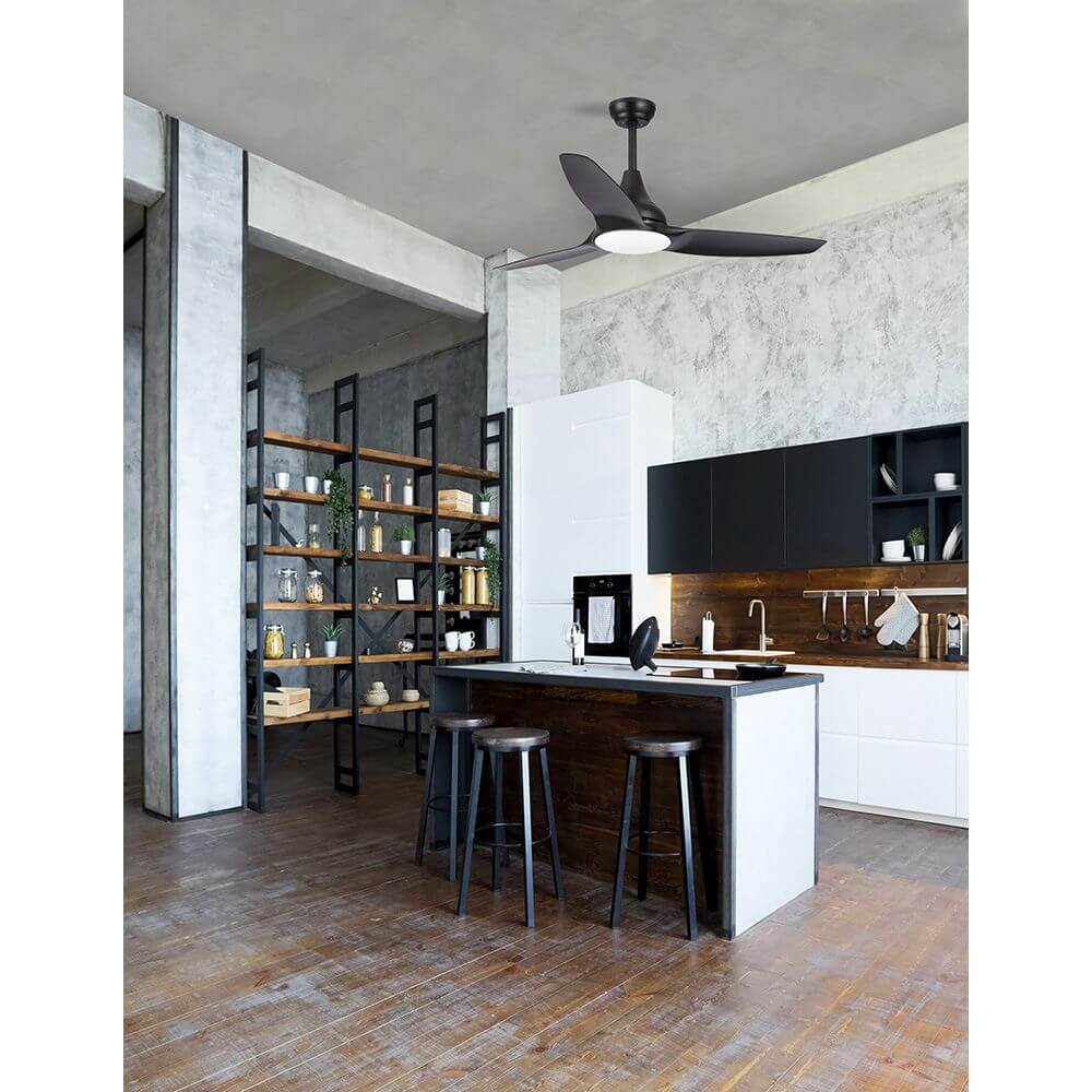 Samoa LED Ventilator Metall im modernen Küchenraum mit Holzregalen und Barhockern.