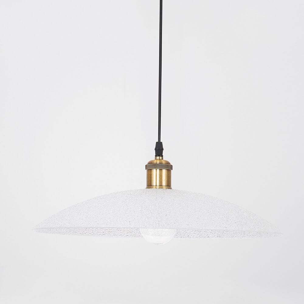 Sangro Glas Hängelampe Weiß, Gold hängt elegant von der Decke und akzentuiert modernen Raum.