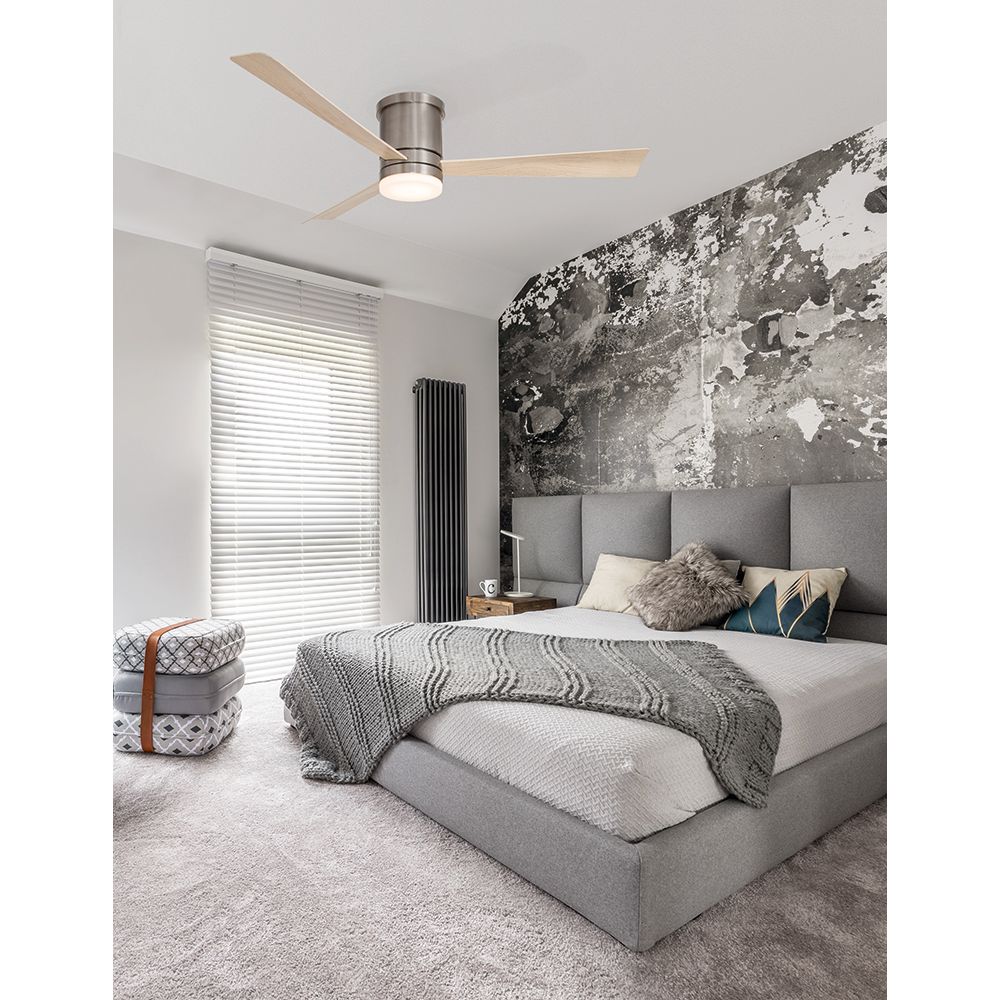 Modernes Schlafzimmer mit Satin LED Ventilator in gebürstetem Nickel, stilvoller Einrichtung und grauem Farbton.