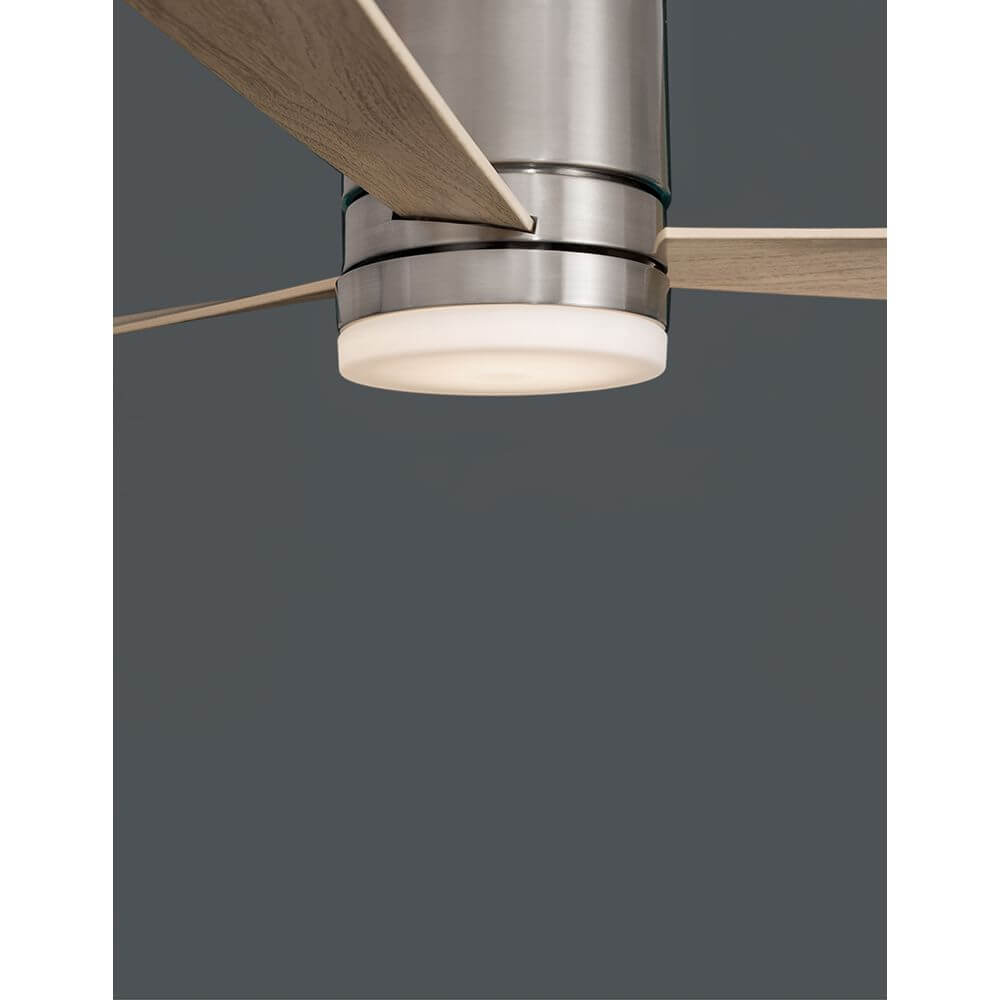 Satin LED Ventilator Gebürsteter Nickel mit modernen Holzflügeln und integriertem Licht.