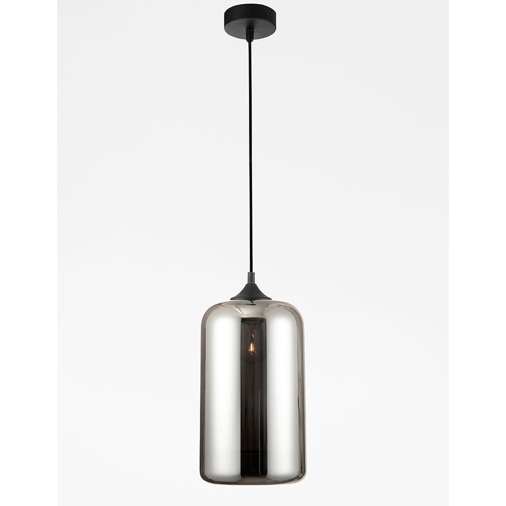 Pendelleuchte Savaz aus rauchfarbenem Glas mit schwarzem Metall, ideal für moderne Interiors.