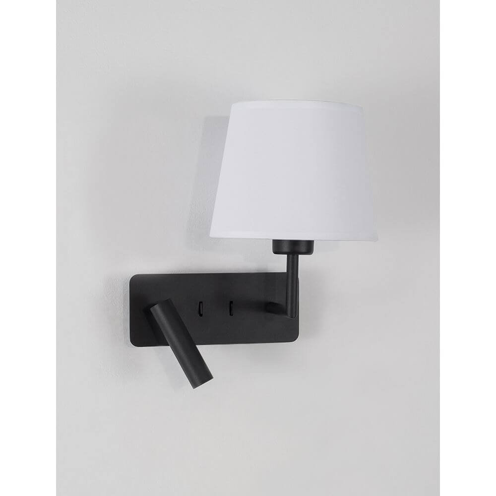 Savona Wandlampe mit LED Lesearm in Schwarz mit weißem Lampenschirm und flexiblem Lesearm.