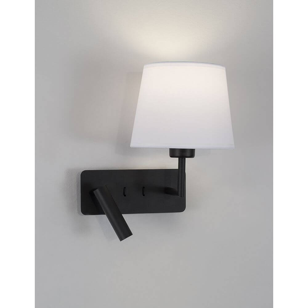 Savona Wandlampe mit LED Lesearm in modernem Design an der Wand montiert, ideal für gemütliches Lesen.