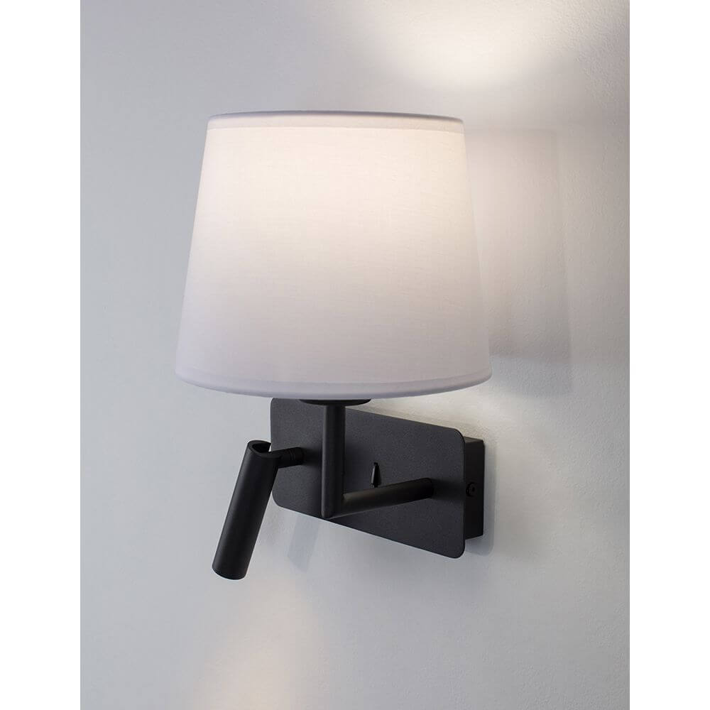 Savona Wandlampe mit LED Lesearm an der Wand montiert, elegantes Design mit Schirm.
