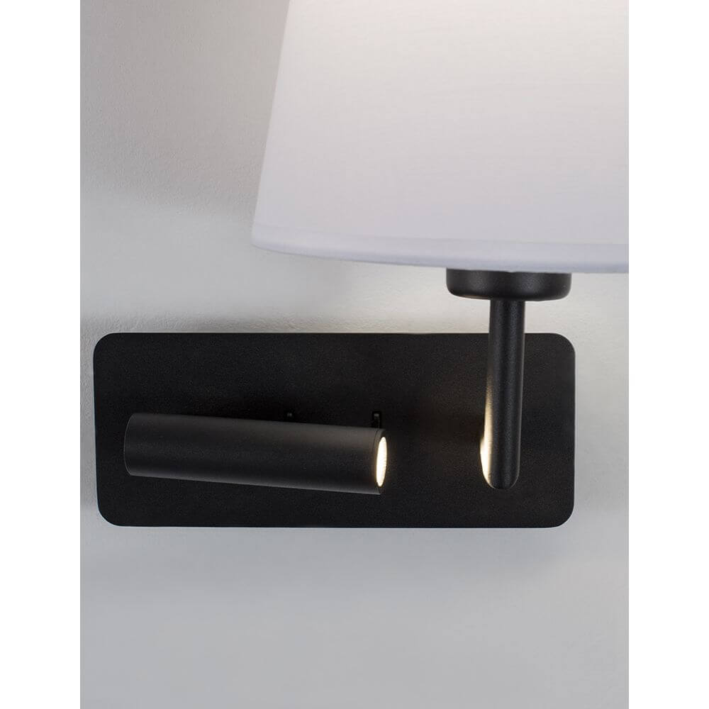 Savona Wandlampe mit LED Lesearm mit einem modernen Design und Lesearm für gezielte Beleuchtung.