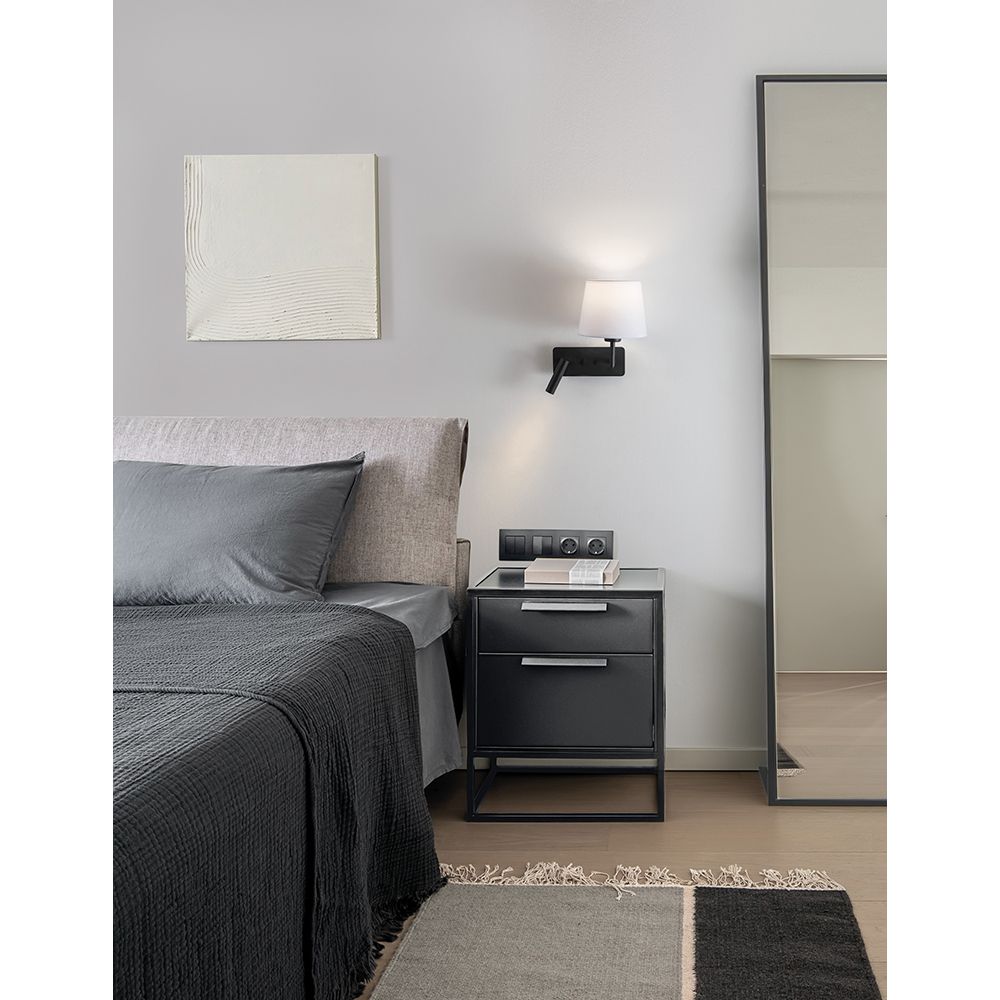 Moderne Savona Wandlampe mit LED Lesearm über Nachttisch in stilvollem Schlafzimmer.