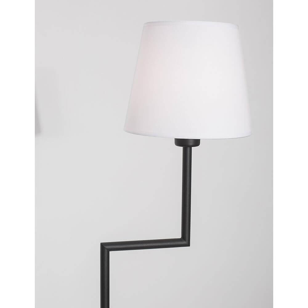 Savona Stehleuchte Metall Schwarz mit modernem Design und weißem Stoffschirm für weiche Lichtverteilung.
