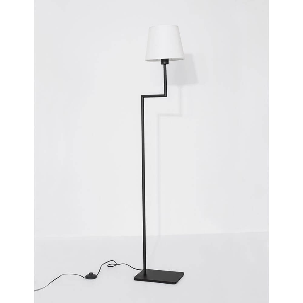 Savona Stehleuchte Metall Schwarz mit schwarzem Metallgestell und weißem Stoffschirm, ideal für modernes Interieur.