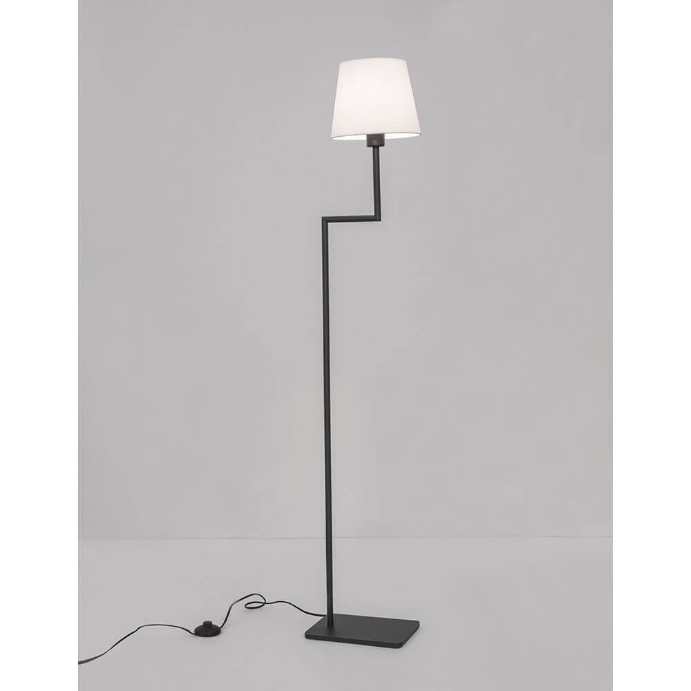 Savona Stehleuchte Metall Schwarz mit modernem Design und Stoffschirm für weiche Lichtverteilung.