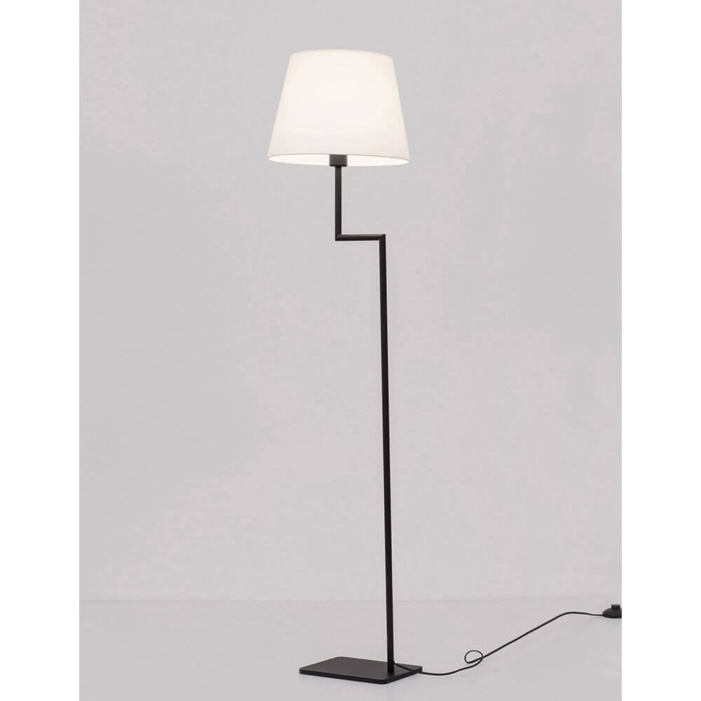 Savona Stehleuchte Metall Schwarz mit weißem Stoffschirm und modernem Design, ideal für Wohnzimmer oder Büro.