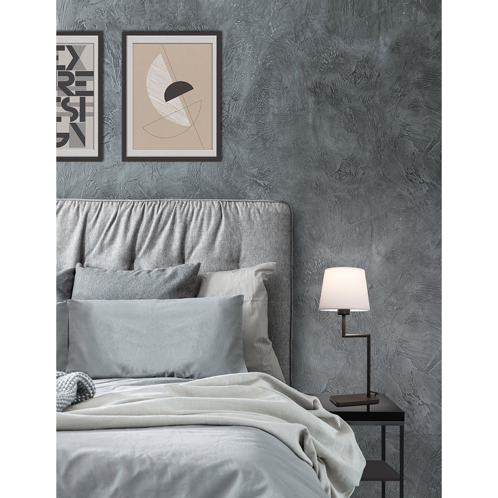 Savona Tischleuchte Sandig Schwarz neben modernem Bett mit dekorativem Wanddesign und Bildern