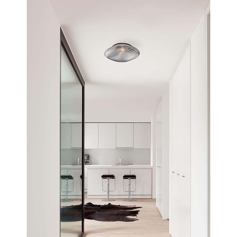 Moderne Sens Bad-Deckenleuchte Glas in einem stilvollen Raum mit minimalistischer Einrichtung.