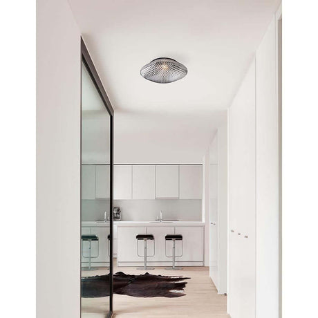 Moderne Sens Bad-Deckenleuchte Glas in einem stilvollen Raum mit minimalistischer Einrichtung.