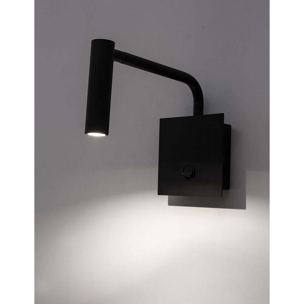 Sicily LED Wandlampe Schwarz an der Wand montiert, modernes Design mit warmweißem Licht.
