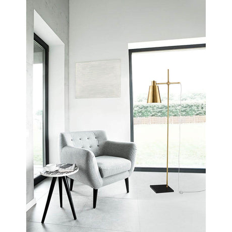 Modernes Wohnzimmer mit Signore Stehleuchte Gold Marmor-Sockel und bequemer grauer Couch.