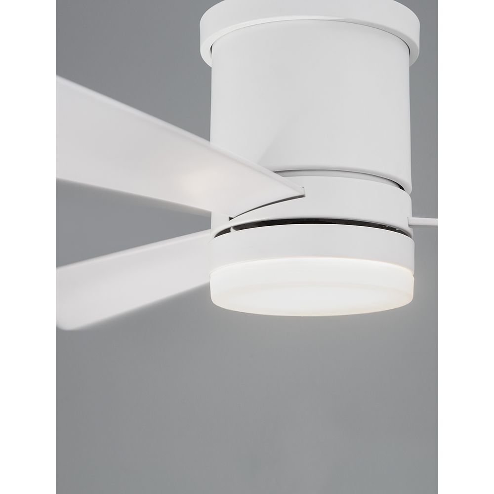 Silky LED Deckenventilator in mattweiß mit eleganter LED-Beleuchtung und Holzflügeln für stilvolles Raumdesign.