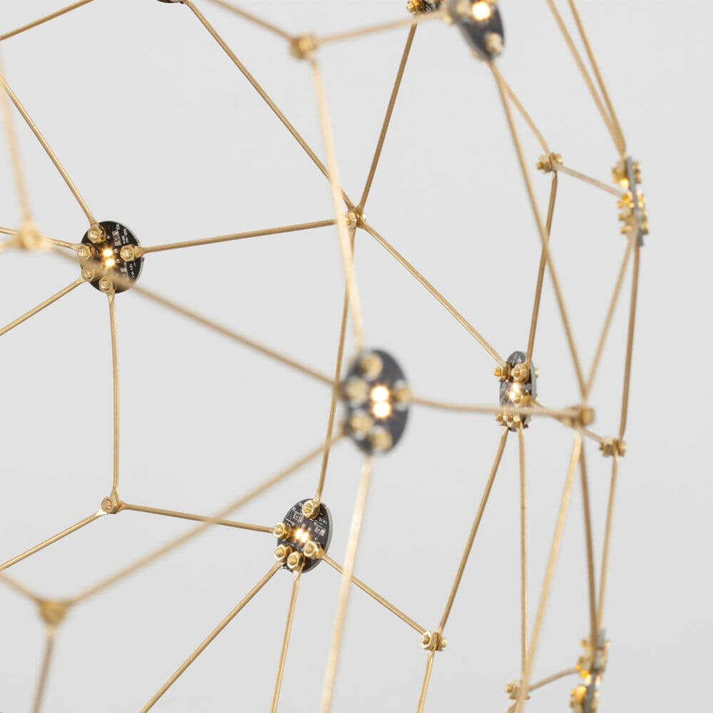 Detailansicht der Nova Luce Sole LED-Drahtkugel Hängelampe Goldfarben mit elegantem goldenen Design.
