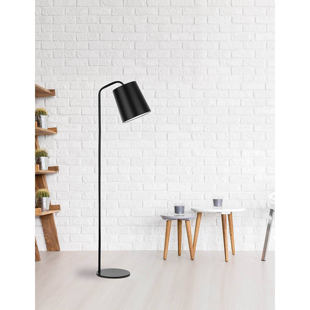 Stabile Stehlampe 188cm Matt in modernem Raum mit weißen Wänden und Holzmöbeln.