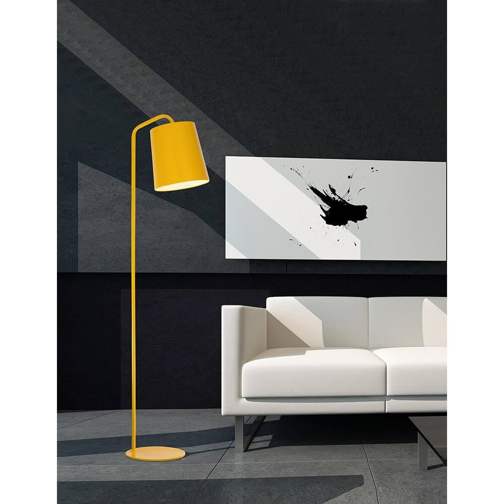 Stabile Stehlampe 188cm Matt in einem modernen Wohnzimmer mit gelbem Lampenschirm und weißem Sofa.