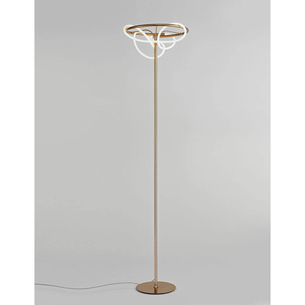 Tiriac LED Stehleuchte Metall, Gold mit elegantem Design und schöner Lichtstreuung im Raum.