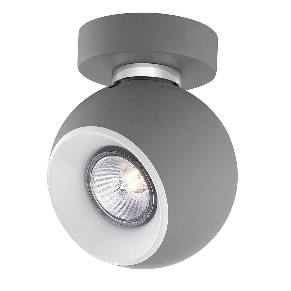 Tore Kugel Spot, moderner Strahler aus mattgrauem Aluminium mit guter Lichtverteilung, ideal für Wohnzimmer.