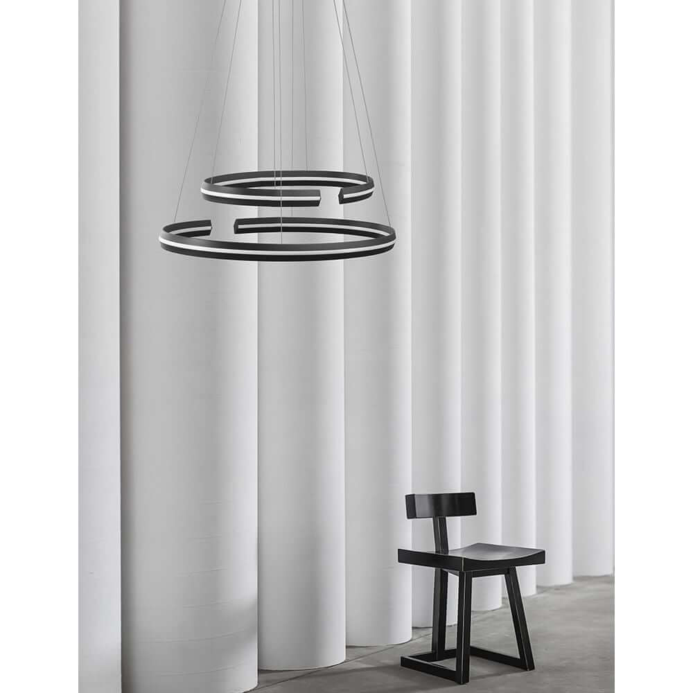 Torrente LED Hängeleuchte 2-Ringe Metall, Acryl in modernem Wohnzimmer-Setup mit Stuhl und Vorhängen.