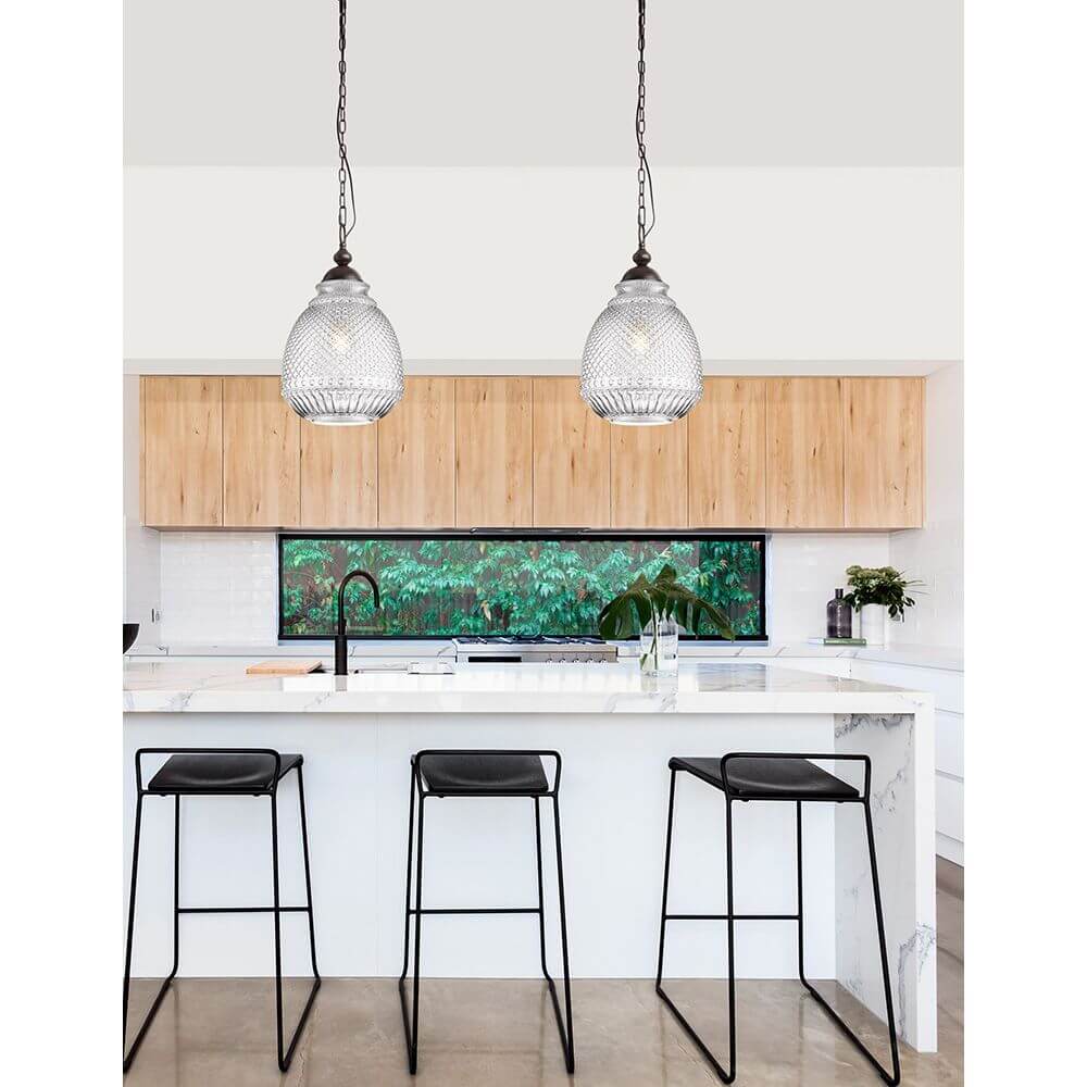 Toulon Glas-Pendellampe Metall über einer modernen Küche mit stylischen Barhockern.
