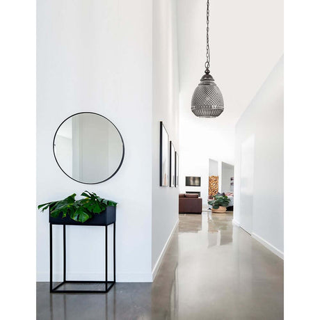 Toulon Glas-Pendellampe Metall an einer modernen weißen Wand im Flur mit Spiegel und Pflanzen.