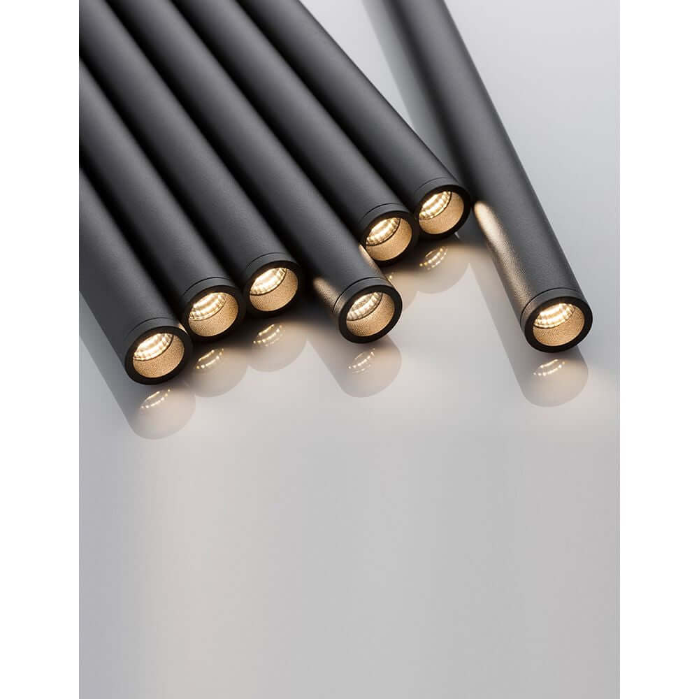 Ultrathin LED Hängeleuchte 7-flammig in modernem Design mit schwarzen, schlanken Lampen.