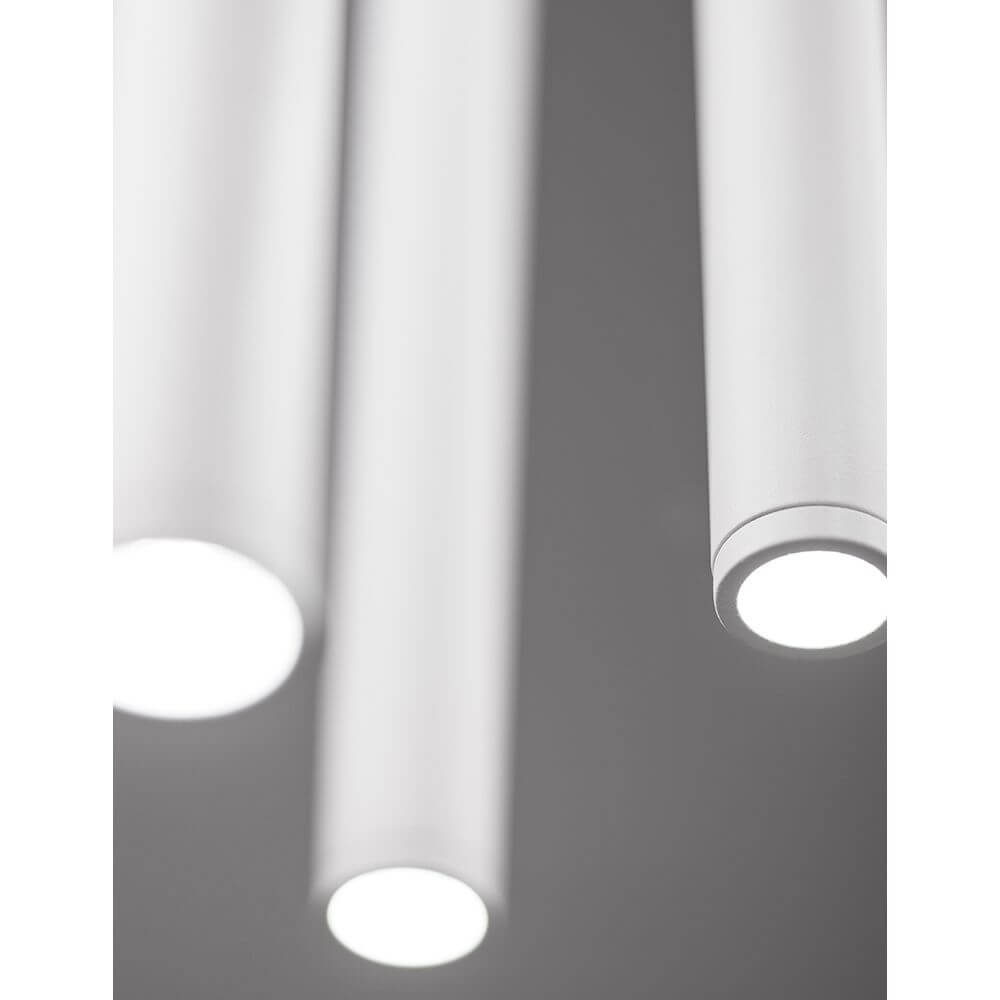 Ultrathin LED Hängeleuchte 7-flammig mit modernen, schlichten Leuchtstäben in Weiß.