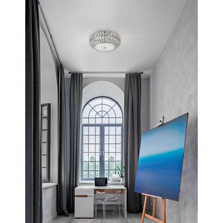 Valence Kristall Deckenlampe Ø 42cm in einem modernen Raum mit großen Fenstern und Kunstwerk.