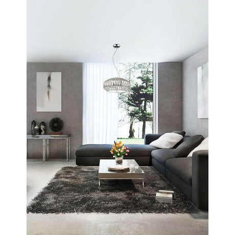 Valence Hängelampe Chrom, Kristall in modernem Wohnzimmer mit schwarzem Sofa und eleganter Tischdekoration.