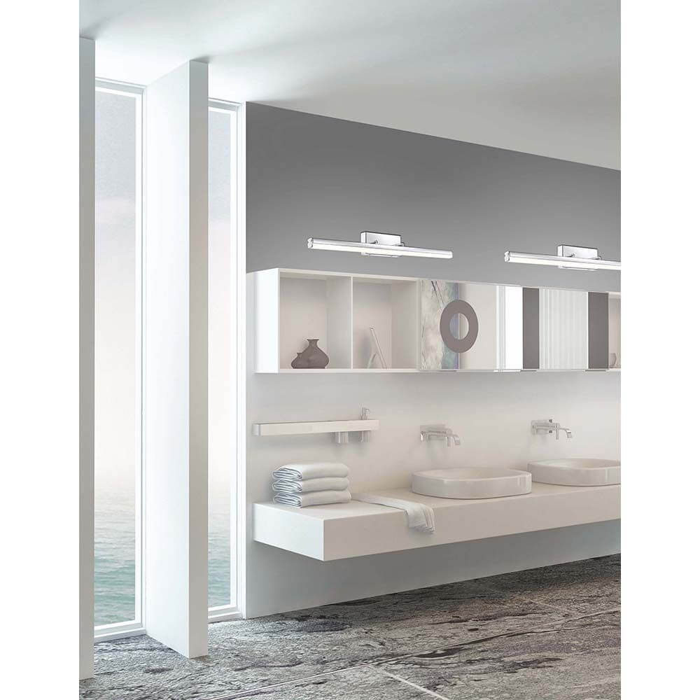 Vanese LED Bad-Wandlampe Acryl, Chrom über modernen Badezimmerwaschtischen mit Spiegeln.