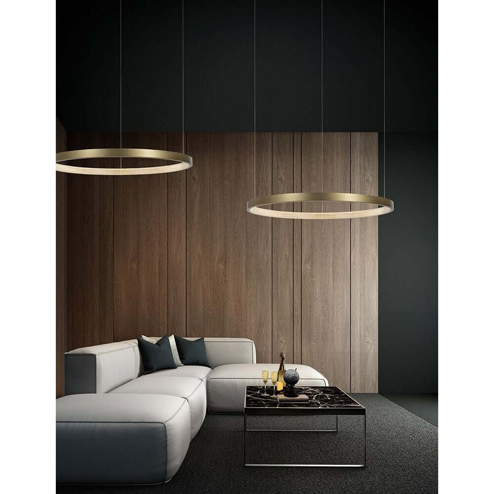 Vegas LED Hängeleuchte Antik-Messing über einem modernen Wohnzimmer mit hellem Sofa und stilvollem Couchtisch.