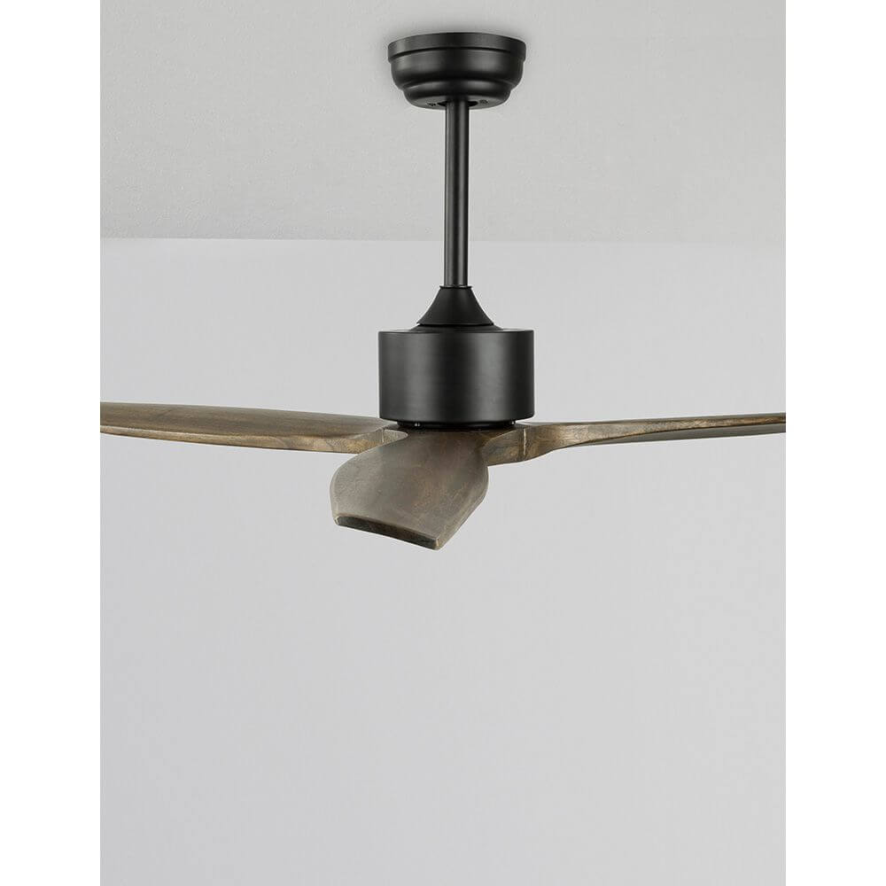 Vento Holz Ventilator Braun, Schwarz mit eleganten Walnuss-Holzflügeln und matt-schwarzem Motorengehäuse.